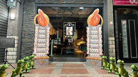 一間專賣蝦子料理的業者，做了廣告看板想吸引顧客上門。（圖／翻攝自臉書「爆廢公社公開版」）