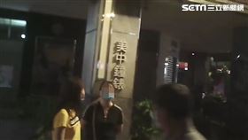 台北市萬華區「伊拉客」軍團再度現身路旁。（圖／翻攝畫面）