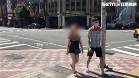 台北市萬華區劉姓老婦當街拉客遭逮。（圖／翻攝畫面）