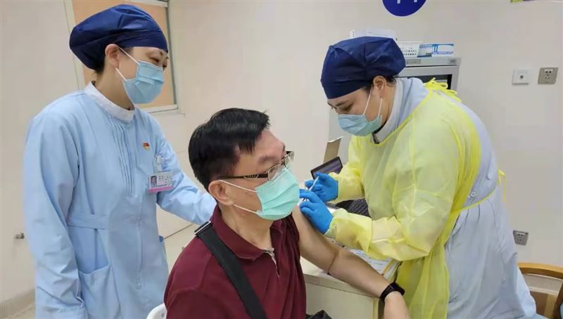 飛中國打疫苗　台大教授認：有副作用