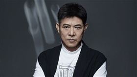 有網友PO出57歲李連杰現身五台山祈福的照片。微博