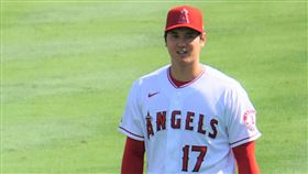 美媒形容大谷翔平：穿天使球衣的貝比魯斯美國媒體「洛杉磯時報」稱讚日本球星大谷翔平投打兼具的成就，有如百年前的傳奇球星貝比魯斯穿著洛杉磯天使隊球衣。圖為5月19日大谷翔平在主場練球。中央社記者林宏翰洛杉磯攝  110年7月8日