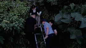 ▲紹興富盛警察協助粉絲們脫困。（圖／取自浙江紹興公安微信）