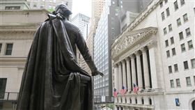 美股連3黑  道瓊指數大跌681點美股在通貨膨脹憂慮氣氛中連3黑，道瓊工業指數當地時間12日大跌681點，創1月以來最糟表現。圖為紐約證券交易所。中央社記者尹俊傑紐約攝  110年5月13日