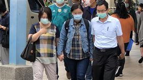 柔道童重摔案  男童母親由市議員陪同說病情7歲黃小弟上柔道課時遭重摔昏迷，男童媽媽（中）28日在台中市議員陳清龍（右）陪同下，說明黃童病情。中央社記者趙麗妍攝  110年4月28日