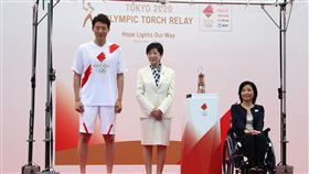 東奧聖火在東京展開傳遞  象徵希望之路東奧聖火9日抵東京，東京都知事小池百合子（中）在聖火公開儀式上表示，全國人民以強烈的意念和努力克服了嚴峻的狀況，聖火代表「希望之路」延續傳遞至此。中央社記者楊明珠東京攝  110年7月9日