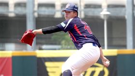 陳志杰具球速和身材優勢　中職選秀拚順位平鎮高中應屆畢業生陳志杰投入中職選秀，最快球速可投至152公里，具有身高優勢，被球探評價具有養成為先發投手的潛力。圖為陳志杰5月王貞治盃青棒賽季軍戰出賽畫面。中央社記者謝靜雯攝  110年7月10日