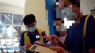 好貴的熱狗！拉下口罩偷吃下場不太好