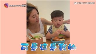 萌弟學剝蝦當暖男　剝完反悔想自己吃