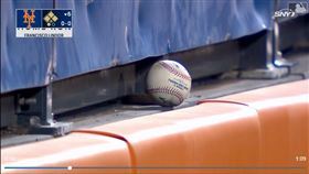 ▲林多（Francisco Lindor）滿貫砲定桿在全壘打牆上。（圖／翻攝自大都會推特）