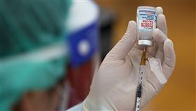 中央再配發89萬劑莫德納疫苗國內共有274萬劑莫德納（Moderna）疫苗，分別是24萬劑自購疫苗，以及250萬劑美國贈送疫苗，中央已於7月1日第一階段撥配各地政府64萬3020劑，5日將啟動第二階段配發，共89萬3900劑。圖為台北市接種站醫護人員抽取莫德納疫苗備用。中央社記者裴禛攝  110年7月5日