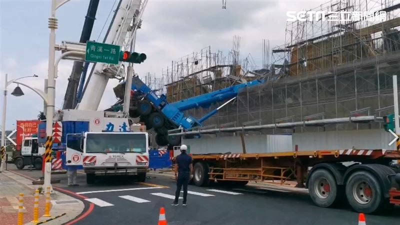 吊鋼筋水管太重　吊車倒頭栽壓垮鷹架