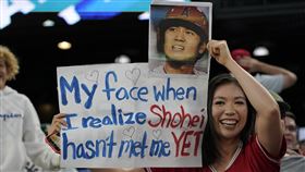 ▲女球迷拿標語像大谷翔平示愛。（圖／美聯社／達志影像）