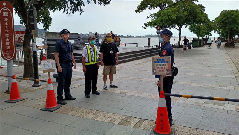 微解封在即！淡水警巡查圍堵防疫破口
