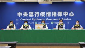 陳時中（中）今天解釋，染疫會讓大家睡不著的是指食藥署「做進口疫苗封緘檢驗的人」。（圖／指揮中心提供）