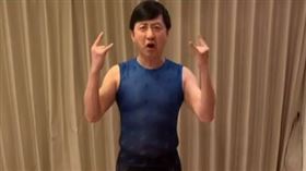 59歲歌手「哈林」庾澄慶。在家運動。臉書