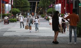 民眾戴口罩逛商圈（1）