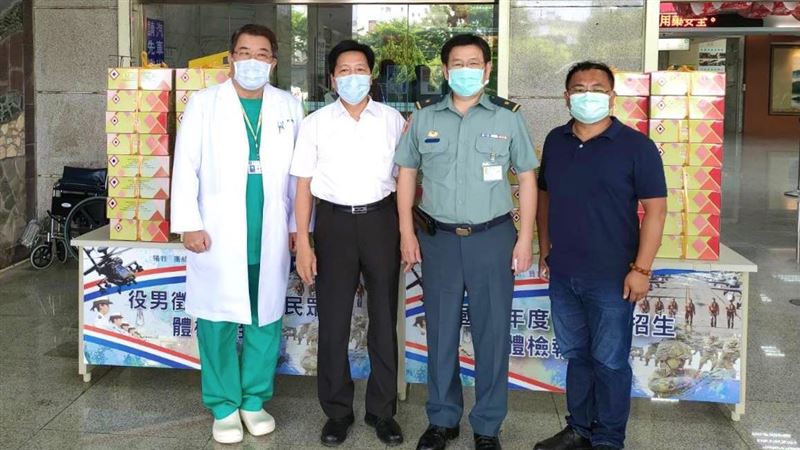 鄭寶清親送國軍桃園總醫院水蜜桃