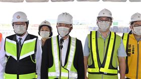 行政院長蘇貞昌11日上午視察桃園國際機場第三航站區主體航廈土建工程。（圖／行政院提供)
