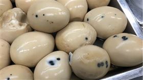滷蛋冒「詭異黑點」眾全嚇傻不敢吃！內行超專業解釋被推爆（圖／翻攝自爆怨2公社）