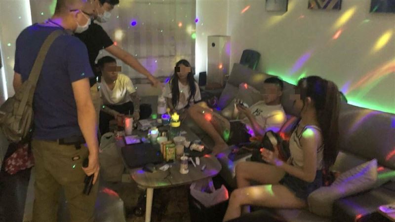 揪友找熱褲妹在家開毒趴　霓虹燈露餡