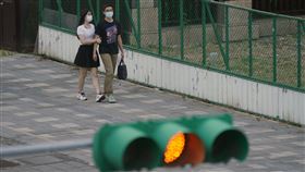 疫情微解封　專家籲防疫不鬆懈（1）中央流行疫情指揮中心雖公布微解封相關指引，但面對「微解封」3字，民眾可能只留意到「解封」兩字，有專家就提醒民眾仍應落實自身防疫管理，不能鬆懈，以防病毒趁虛而入。圖為民眾配合於外出時全程戴口罩。中央社記者徐肇昌攝  110年7月9日