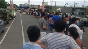 高雄連10天+0！興達漁港塞爆「無盡頭排隊」　網全看傻。（圖／翻攝自爆廢公社二館）