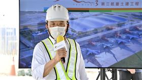 行政院長蘇貞昌11日視察「桃園國際機場第三航站區主體航廈土建工程」。（圖／行政院提供）