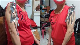 婦打完疫苗變萬磁王！狂吸餐具她嚇壞（圖／翻攝自汐止集團臉書）