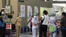 泰國民眾在醫院外等待檢測泰國疫情嚴峻，政府9日宣布曼谷和周邊5府實施嚴格的限制措施，包括實質上是宵禁的規定，並關閉百貨公司和商場。圖為曼谷的醫院外聚集等待檢驗的民眾。中央社記者呂欣憓曼谷攝 110年7月9日