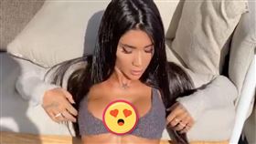 丹尼絲身穿「超薄Bra Top」登機，遭機場人員以「穿著暴露」為由攔下 。（圖／翻攝自丹尼絲IG） 