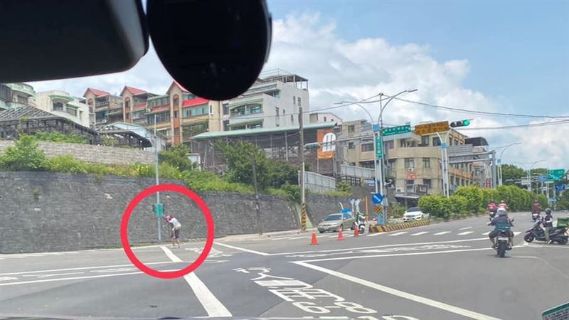 見老翁緩步過馬路　外送員霸氣背起