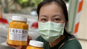 從事餐飲業、並同時在士林夜市擺攤10多年的小縈說，微解封仍暫不擺攤，改做泡菜團購「度小月」。（圖／記者簡浩正攝影）