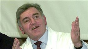 法國移植權威杜伯納（Jean-Michel Dubernard）是全球首個完成手部和臉部移植手術的先驅，2021年不幸辭世，享壽80歲。（圖／美聯社／達志影像）