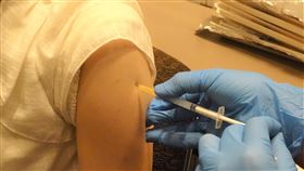 日本開始實施職域接種  森大廈申請10萬人施打日本21日起正式實施職域接種，截至18日統計顯示，申請進行職域接種的有3479個會場共1373萬人。圖為21日森大廈公司員工打疫苗。中央社記者楊明珠東京攝  110年6月21日,莫德納手臂