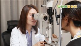 林岫儀醫師表示，以他服務的眼科診所為例，全台25間眼科，疫苗覆蓋率近100%，快篩陰性率達100%，高規格防疫措施，不但保障員工及病患的安全，民眾更能安心看診，維護眼睛健康。