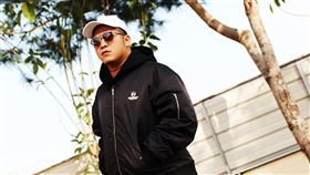 網紅含羞草與台中市前立委顏寬恒。(圖／含羞草臉書)