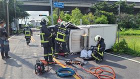 台中后里區安眉路和福安路，機車小貨車碰撞，女騎士失去生命跡象，男駕駛受困