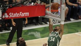 公鹿隊的Giannis Antetokounmpo在NBA總決賽第三場下半場扣籃。（圖／美聯社／達志影像）