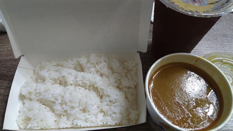 外送點135元咖哩飯⋯男一撈秒怒炸