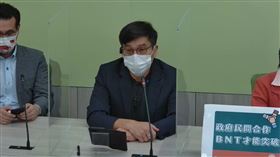 民進黨團今舉行「政府民間合作，BNT才能突破」線上記者會，由幹事長劉世芳、書記長羅致政、副幹事長黃世杰，及立委鄭運鵬、鍾佳濱共同說明。 圖／翻攝自民進黨團臉書