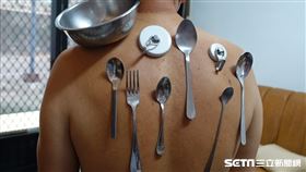 彰化伯打完疫苗變背狂吸鐵湯匙、磁鐵／記者張雅筑攝