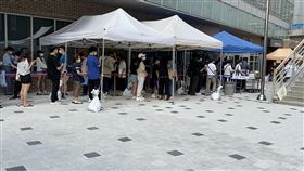 韓國單日確診續創高 採檢民眾大排長龍截至10日凌晨零時，韓國境內2019冠狀病毒疾病（COVID-19）確診人數新增1378例，續創韓國單日確診人數新高。圖為首爾市麻浦區衛生所採檢站，等待採檢的民眾大排長龍。中央社記者廖禹揚首爾攝  110年7月10日