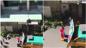 幼兒園辦「行動式畢典」頒證書！71秒畫面暖哭網：超貼心（圖／翻攝自爆料公社）