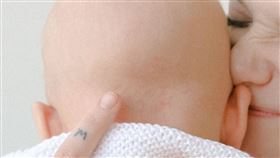 達蔻塔親吻剛出生的兒子，沒想到孩子11天後就染病夭折。（圖／翻攝自pexels） 