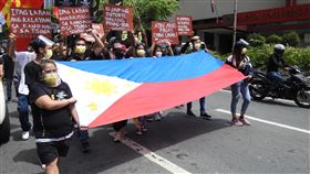 南海仲裁5周年 菲律賓民眾赴中國使館示威菲中南海爭議仲裁結果出爐屆滿5周年。多個菲律賓民間團體12日號召數百名支持者前往中國大使館前示威，並緬懷前總統艾奎諾三世任內提出南海仲裁案。中央社記者陳妍君馬尼拉攝 110年7月12日