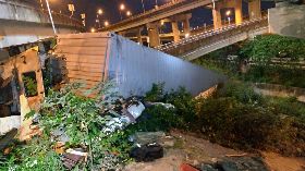 台64線高架道路聯結車墜地　駕駛命危