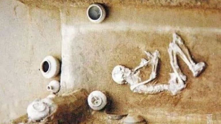 古代女屍雙腿間有黑色物體！專家說完懂了