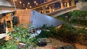 新北,台64線,物流車,翻覆,墜橋,司機,死亡（圖／翻攝畫面）
