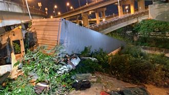 台64線物流車墜橋　司機命危送醫亡